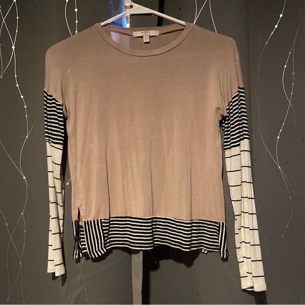 Stripped sleeve shirt